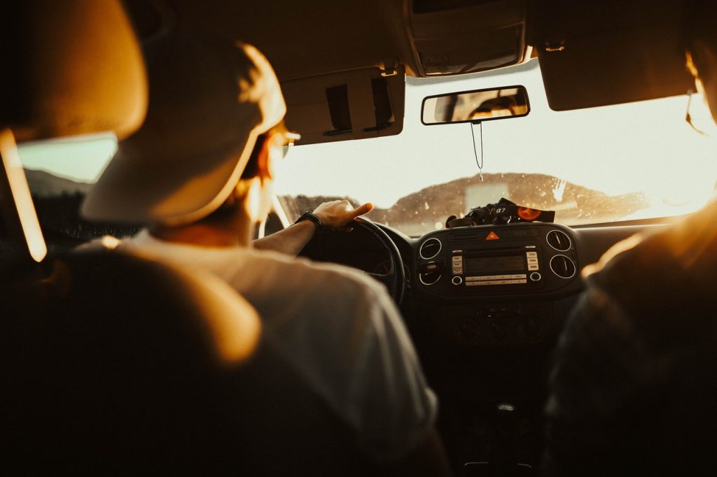 Jonge bestuurder leert rijbewijs rijschool Margraten met professionele instructeur