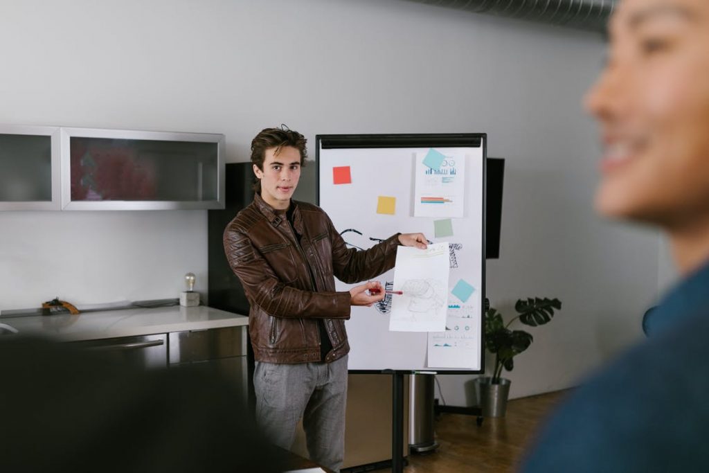 Spreker die professioneler presenteert met behulp van moderne presentatietechnologie en hulpmiddelen