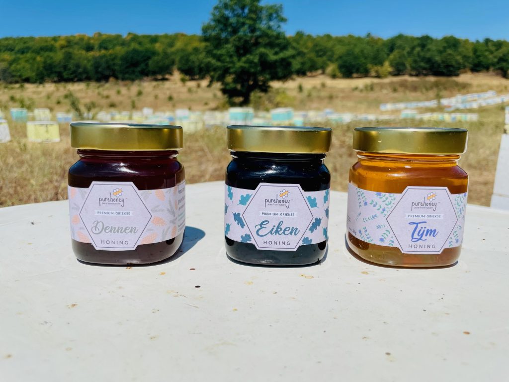 Hemelse acaciahoning in een glas: helder, transparant en zuiver van Pure Honey