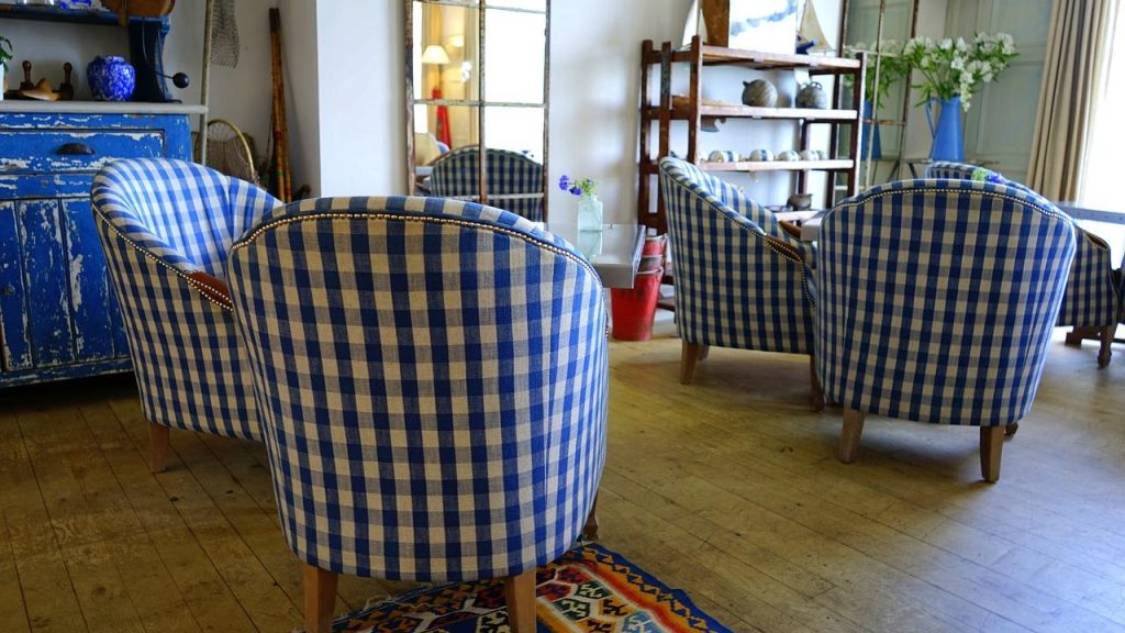 Moderne meubelwinkel in Amsterdam met diverse meubelstylen en interieurkeuzes voor verschillende budgetten