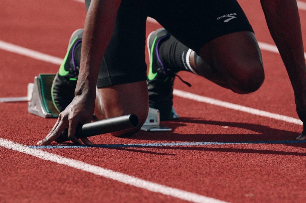 Moderne sportaccommodatie met goed onderhouden veld, illustrerend de voordelen van kwalitatieve sportaccommodaties voor veili