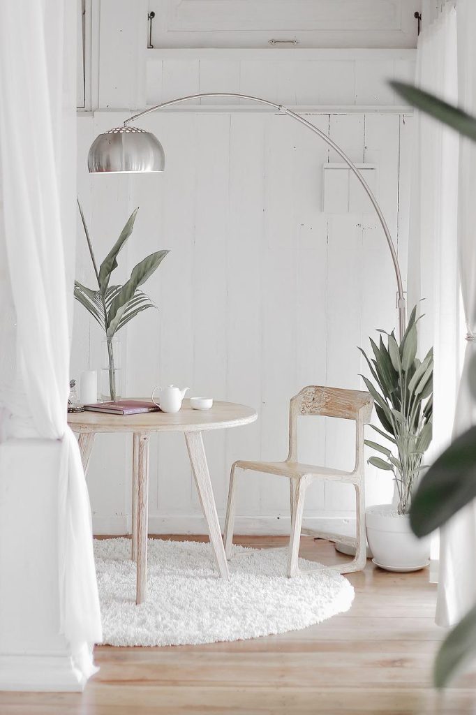 Interieur van Woonwinkel in Helmond met unieke meubels, designstukken en handgemaakte collecties van lokale kunstenaars.