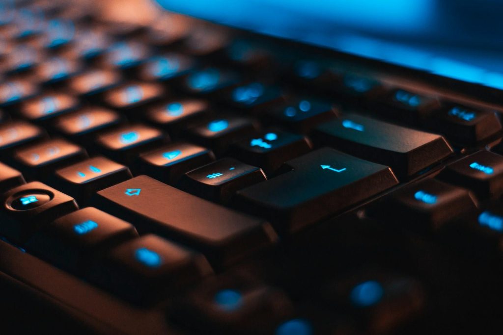 Laptop en computeronderdelen die gebruikt worden voor kopen en verkopen van hardware op online platforms