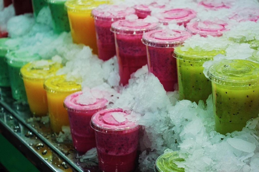 Gezonde smoothies als onderdeel van een gezonde levensstijl met vers fruit en groenten