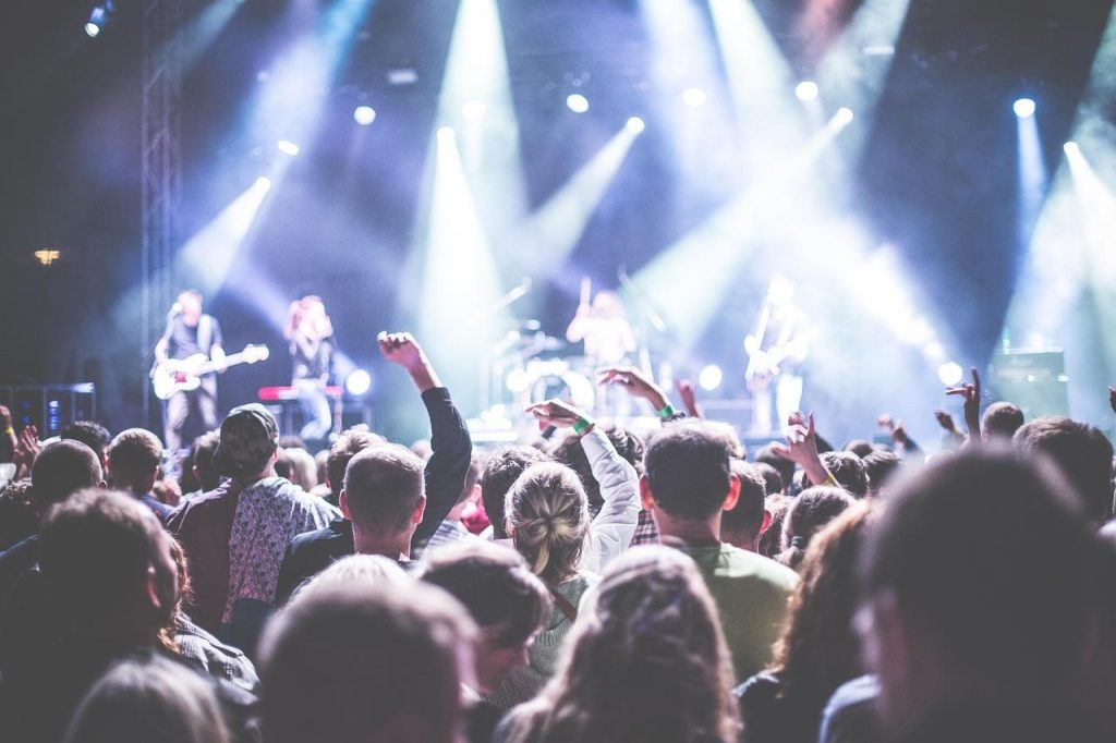 Zonovergoten veld vol bezoekers bij een bar festival met colorful thema-bars en speelse atmosfeer