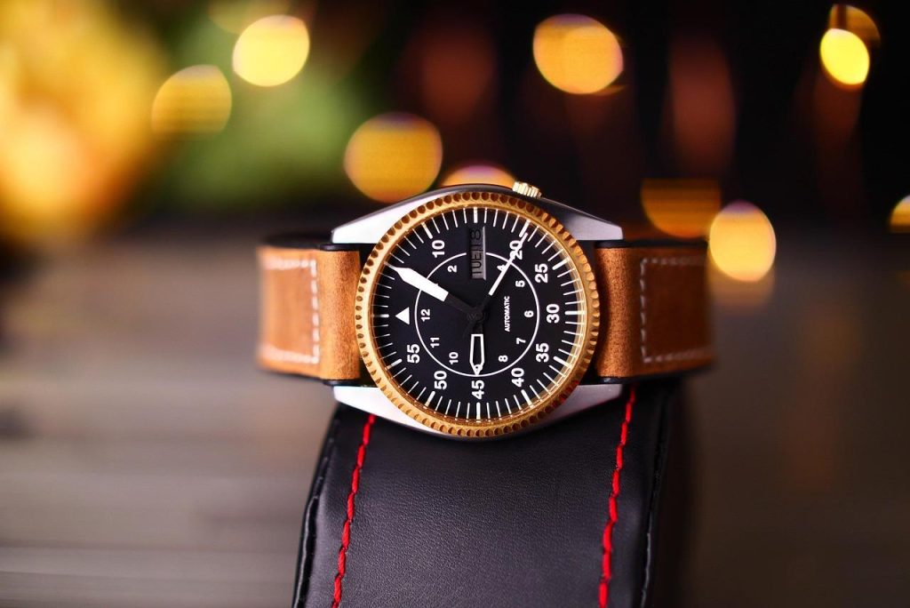 Collectie van verschillende mannenhorloges met klassieke en moderne designs, inclusief automatische en slimme horloges